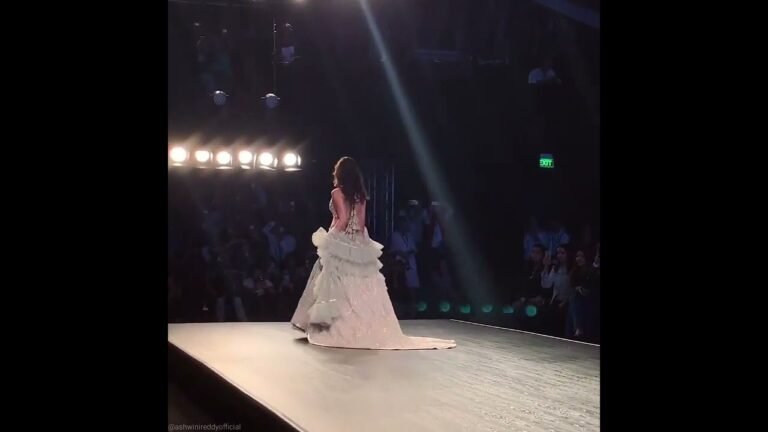 #AMYRADASTUR – firing up the ramp in our label #ashwinireddy at India Fashion Week.