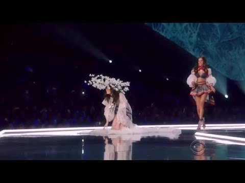 Momento en que resbala en el escenario modelo de Victoria's Secret