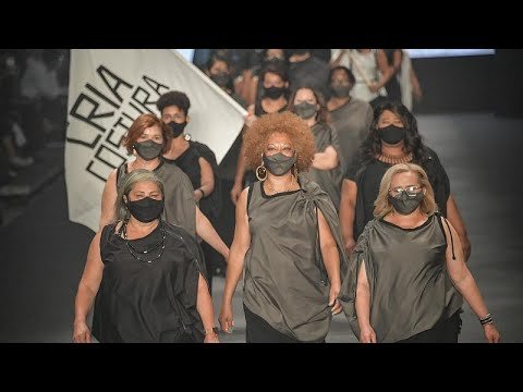 Brésil : des couturières défilent à la Fashion Week de Sao Paulo