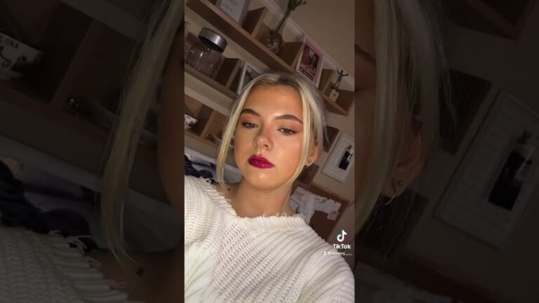 YOU NEED TO GET THE VICTORIA SECRET GOLD BOMBSHELL!