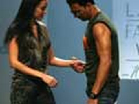 Akshay unzips at the Lakme Fashion Week