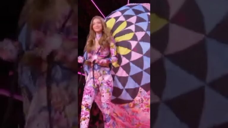 Gigi Hadid X Victoria secret 😍Gigi Hadid runway Victoria secret ✨ super model Gigi Hadid 😘khai's Mom